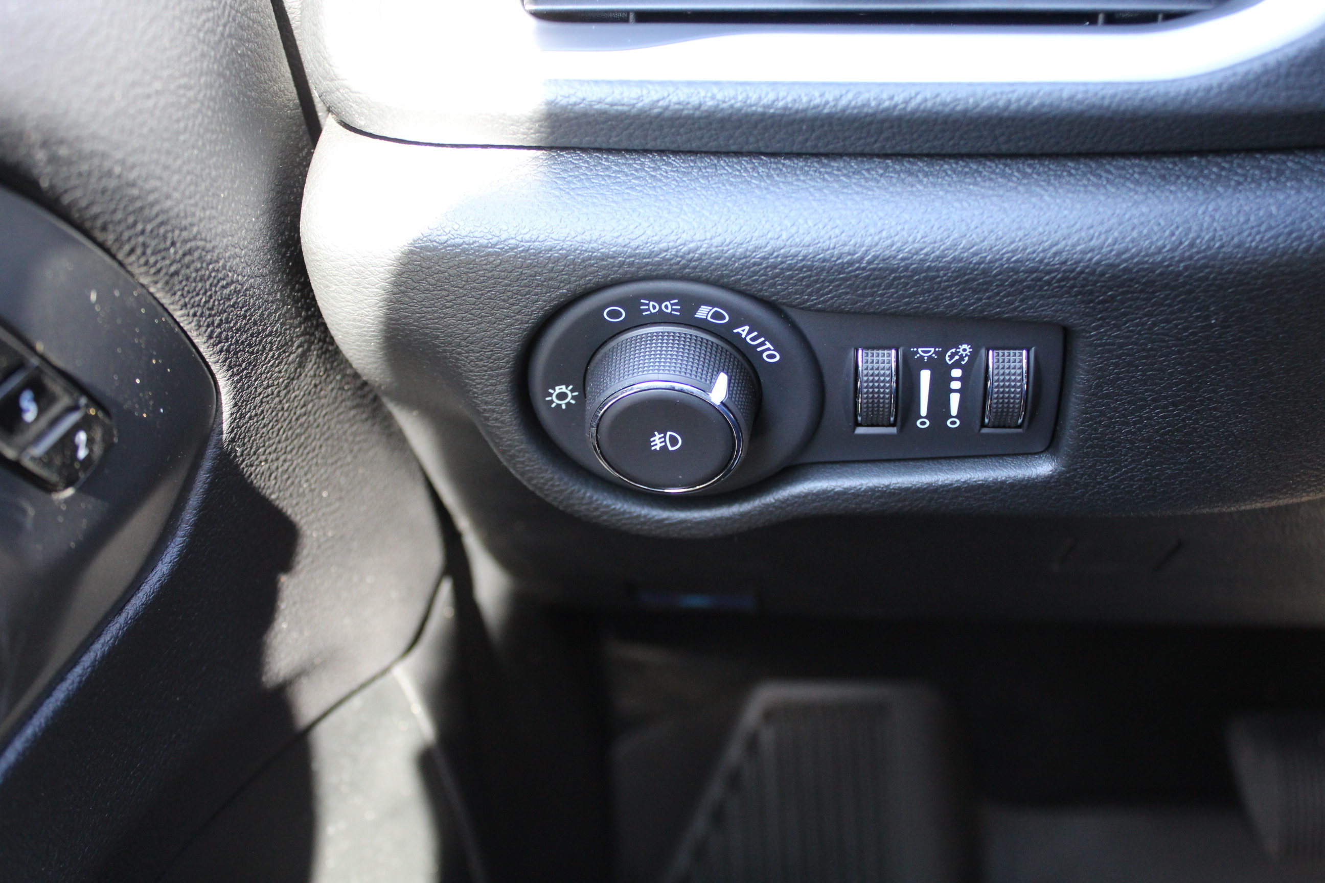 Used 2025 Chrysler Pacifica Select w/ Fav Edition Package FWD image 30