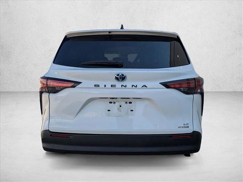 Certified 2022 Toyota Sienna LE image 6
