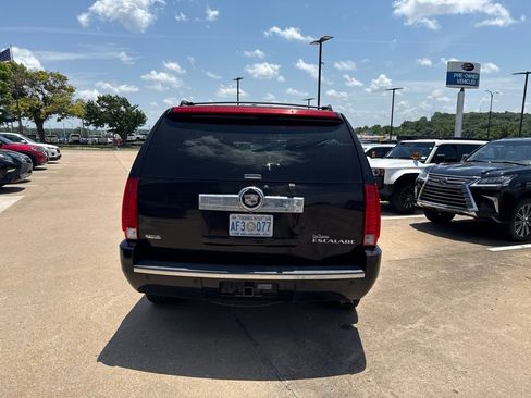 Used 2010 Cadillac Escalade AWD image 5