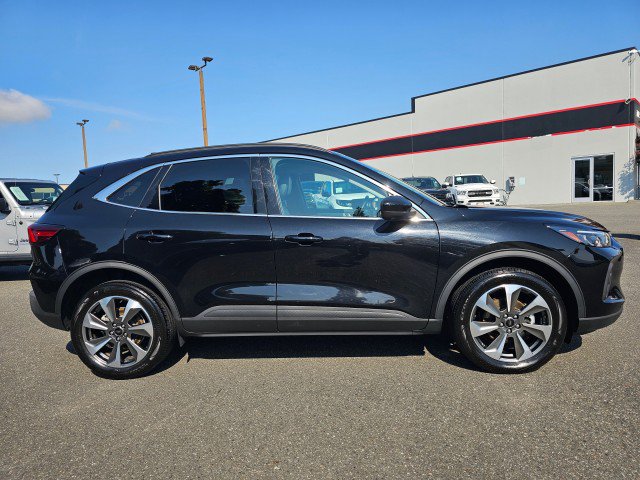 Used 2024 Ford Escape Platinum AWD/4WD image 2