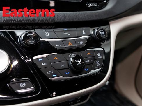 Used 2019 Chrysler Pacifica Touring-L FWD image 19