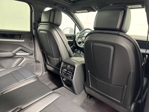 Used 2024 Porsche Cayenne image 17