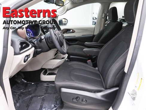 Used 2023 Chrysler Voyager LX image 14