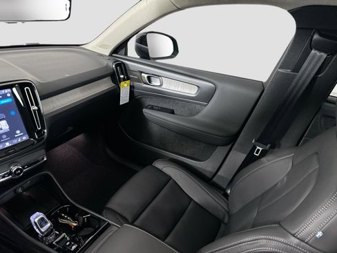 New 2026 Volvo XC40 B4 Plus w/ Climate Package FWD image 25