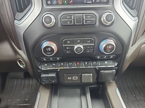 Used 2021 GMC Sierra 1500 SLT w/ SLT Premium Plus Package AWD/4WD image 17