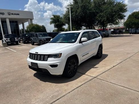 Used 2021 Jeep Grand Cherokee Laredo X RWD image 3