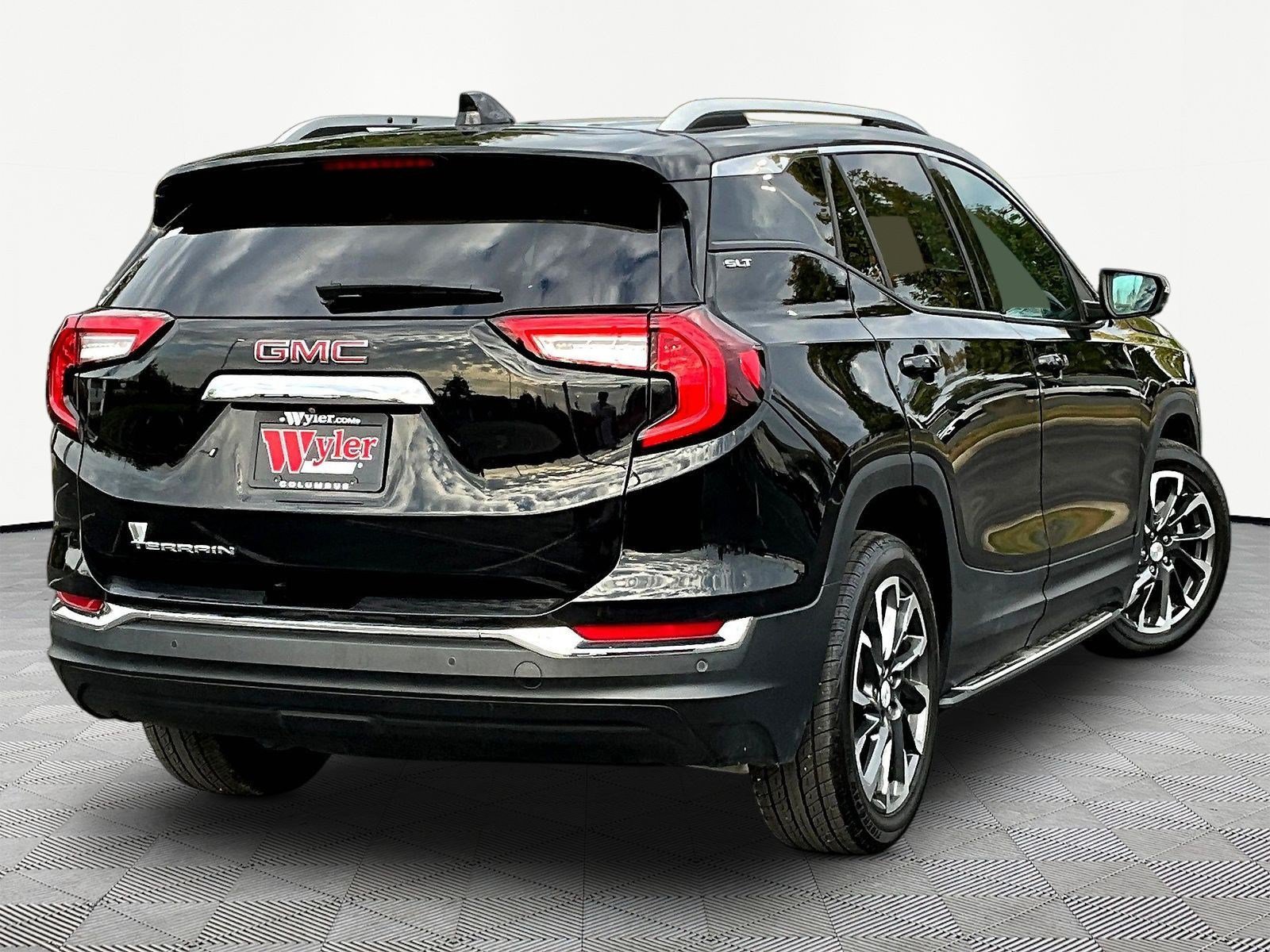 Used 2022 GMC Terrain SLT w/ LPO, 'HIT The Road' Package FWD image 6