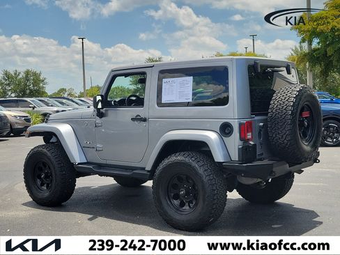 Used 2017 Jeep Wrangler Sahara w/ Connectivity Group AWD/4WD image 4