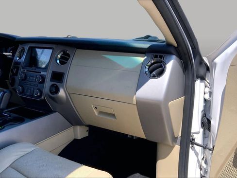 Used 2017 Ford Expedition XLT w/ Equipment Group 202A RWD image 18
