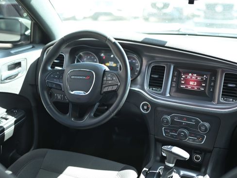 Used 2017 Dodge Charger SE RWD image 6