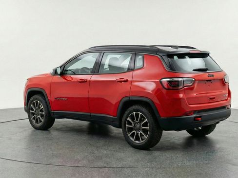 Used 2025 Jeep Compass Trailhawk image 6
