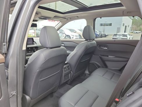 Used 2022 Nissan Rogue SV w/ SV Premium Package image 12