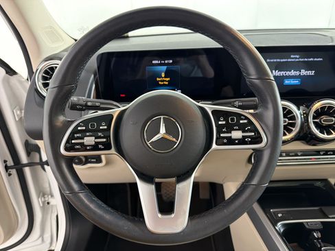 Used 2022 Mercedes-Benz GLB 250 4MATIC image 11