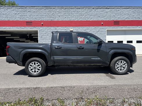 Used 2025 Toyota Tacoma SR5 AWD/4WD image 2
