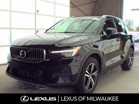 Used 2024 Volvo XC40 B5 Core AWD/4WD image 1