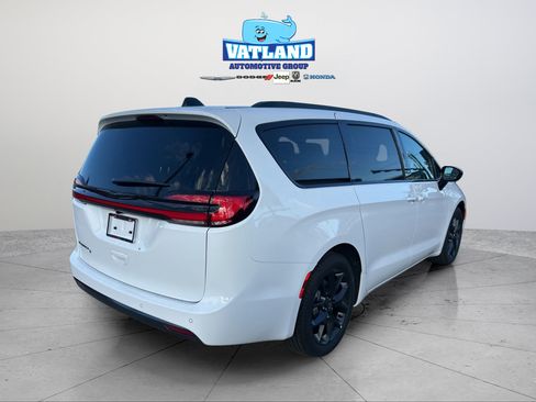New 2026 Chrysler Pacifica Select w/ S Appearance Package FWD image 5