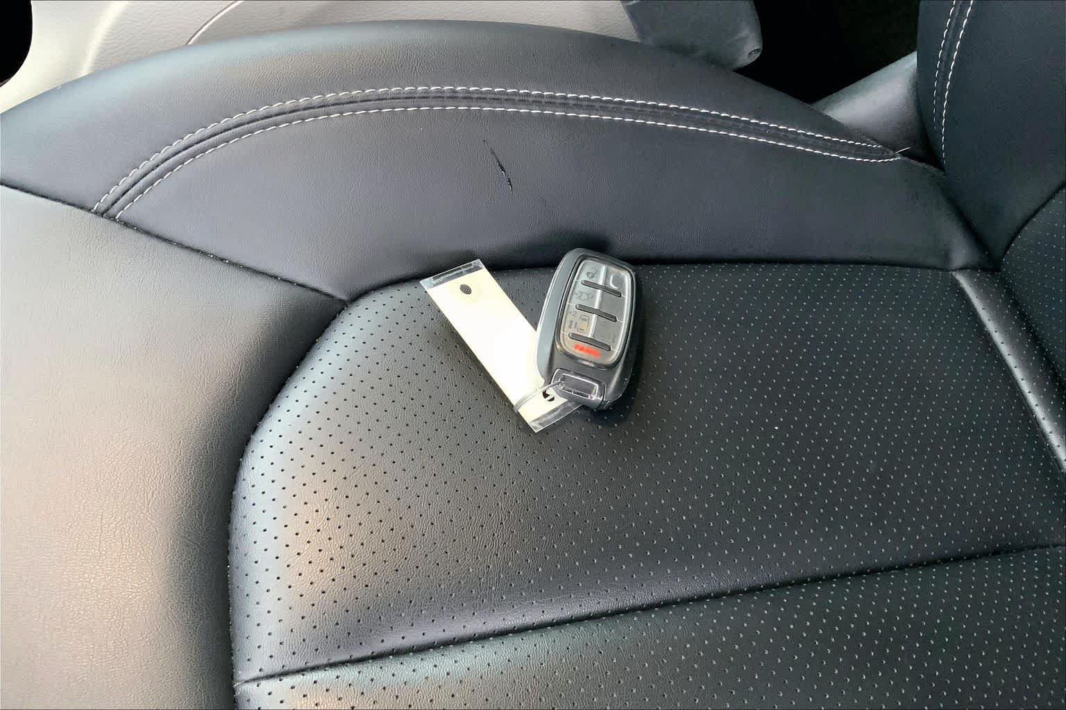 Used 2024 Chrysler Pacifica Touring-L FWD image 12