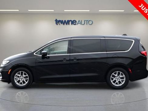 Used 2024 Chrysler Pacifica Touring-L image 2