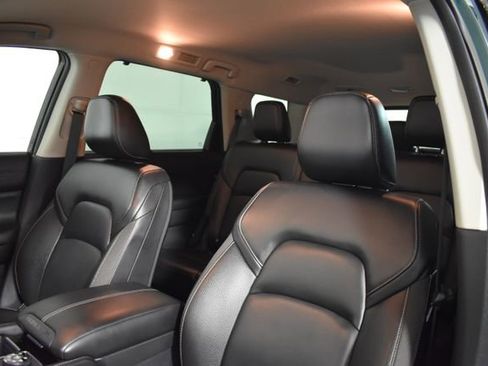 Certified 2024 Nissan Pathfinder SL w/ Black Appearance Package image 10