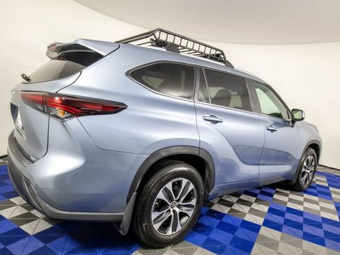 Used 2024 Toyota Highlander XLE FWD image 5