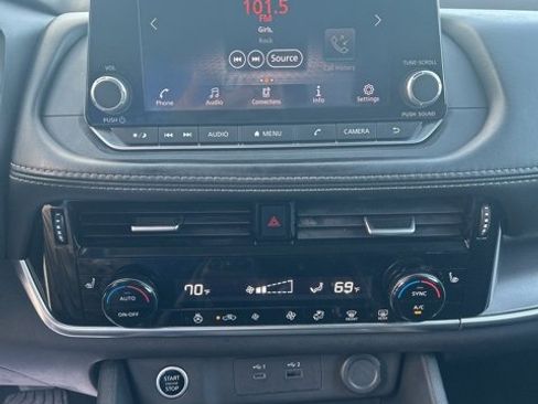 Used 2023 Nissan Rogue SV w/ SV Premium Package image 17