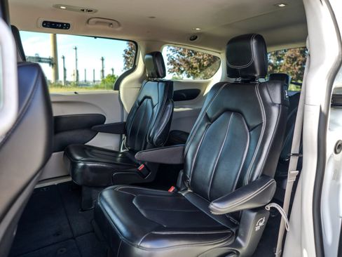Used 2023 Chrysler Pacifica Touring-L FWD image 15