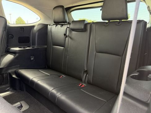 Used 2024 Toyota Highlander XLE FWD image 29