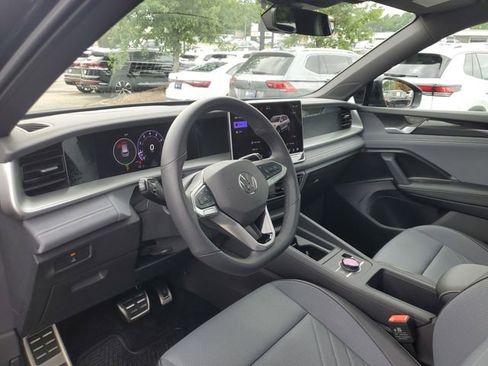Used 2025 Volkswagen Tiguan SE R-Line AWD/4WD image 18
