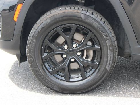 Used 2024 Jeep Grand Cherokee Altitude AWD/4WD image 18