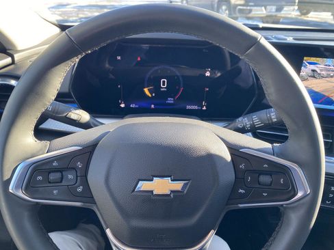 Used 2025 Chevrolet Trax LT w/ Sunroof Package image 25