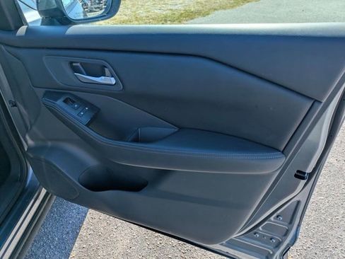 Used 2025 Nissan Rogue SV FWD image 31