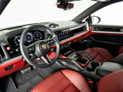 Certified 2024 Porsche Cayenne Coupe AWD/4WD image 4