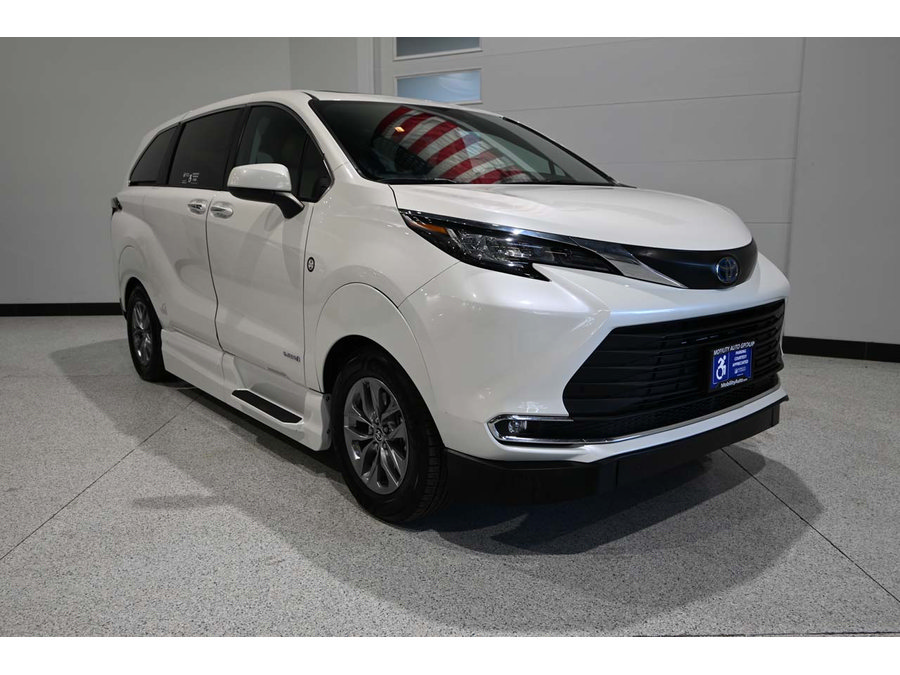 Used 2021 Toyota Sienna XLE AWD/4WD image 3