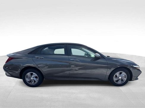 New 2026 Hyundai Elantra SE image 5