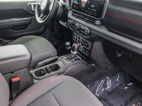 Used 2025 Jeep Wrangler Unlimited Rubicon AWD/4WD image 17