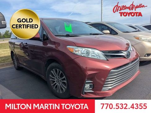 Used 2020 Toyota Sienna XLE w/ XLE Navigation Package image 1