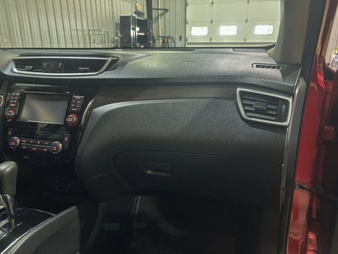 Used 2016 Nissan Rogue SV image 27