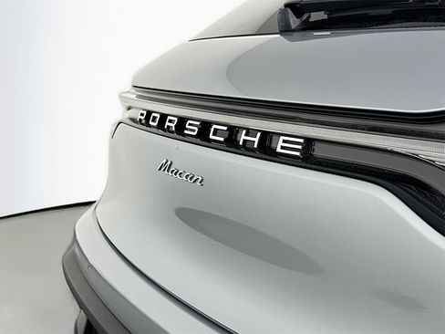 Certified 2025 Porsche Macan image 17