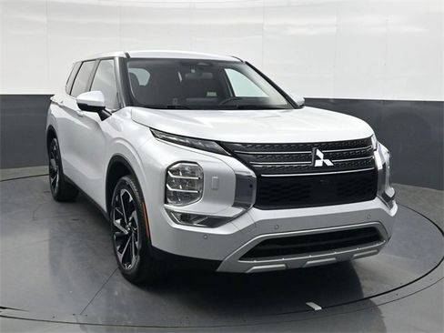 Used 2024 Mitsubishi Outlander SE image 2