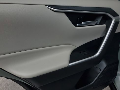 Used 2019 Toyota RAV4 XLE FWD image 12