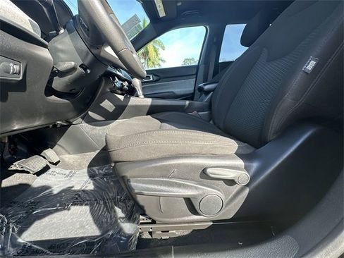 Used 2024 Jeep Compass Sport image 14
