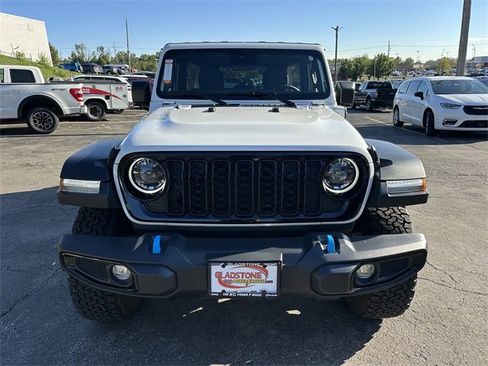Used 2024 Jeep Wrangler Unlimited image 3