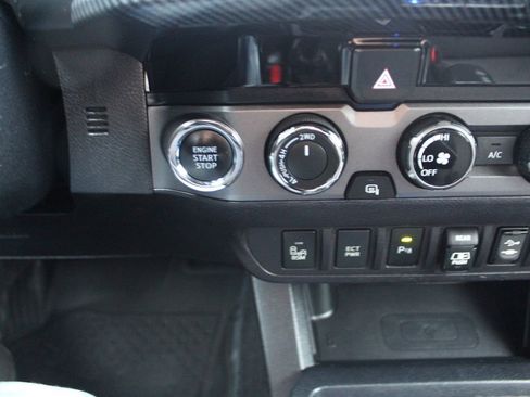 Used 2018 Toyota Tacoma TRD Off-Road image 34