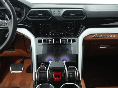 Used 2020 Lamborghini Urus AWD/4WD image 25