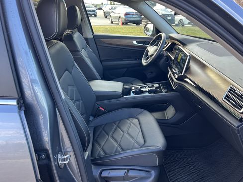 Certified 2025 Volkswagen Atlas SE image 29