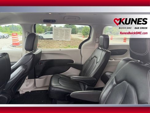 Used 2023 Chrysler Pacifica Touring-L FWD image 9