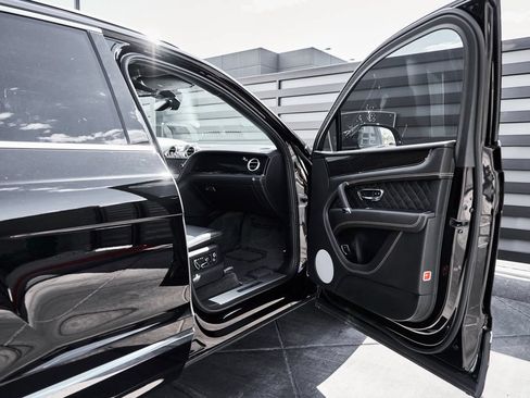 Used 2017 Bentley Bentayga AWD/4WD image 18