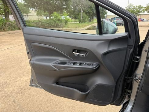 Used 2025 Nissan Versa SV FWD image 18