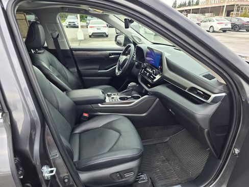 Used 2023 Toyota Highlander Limited image 10