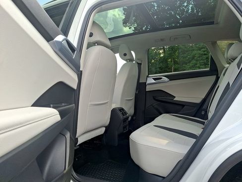 Certified 2025 Volkswagen Taos SE w/ Panoramic Sunroof Package AWD/4WD image 10